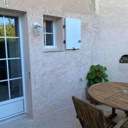 D'hotes Les Amandiers Guest house